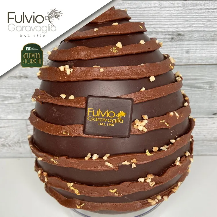 Uovo fondente con decoro personalizzato e granella nocciiole